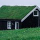 Dom zakupiony za gotówkę z gdyńskiego skupu domów. Na dachu ma trawę, dookoła również jest trawa. Prosty, jedno-piętrowy domek z poddaszem.