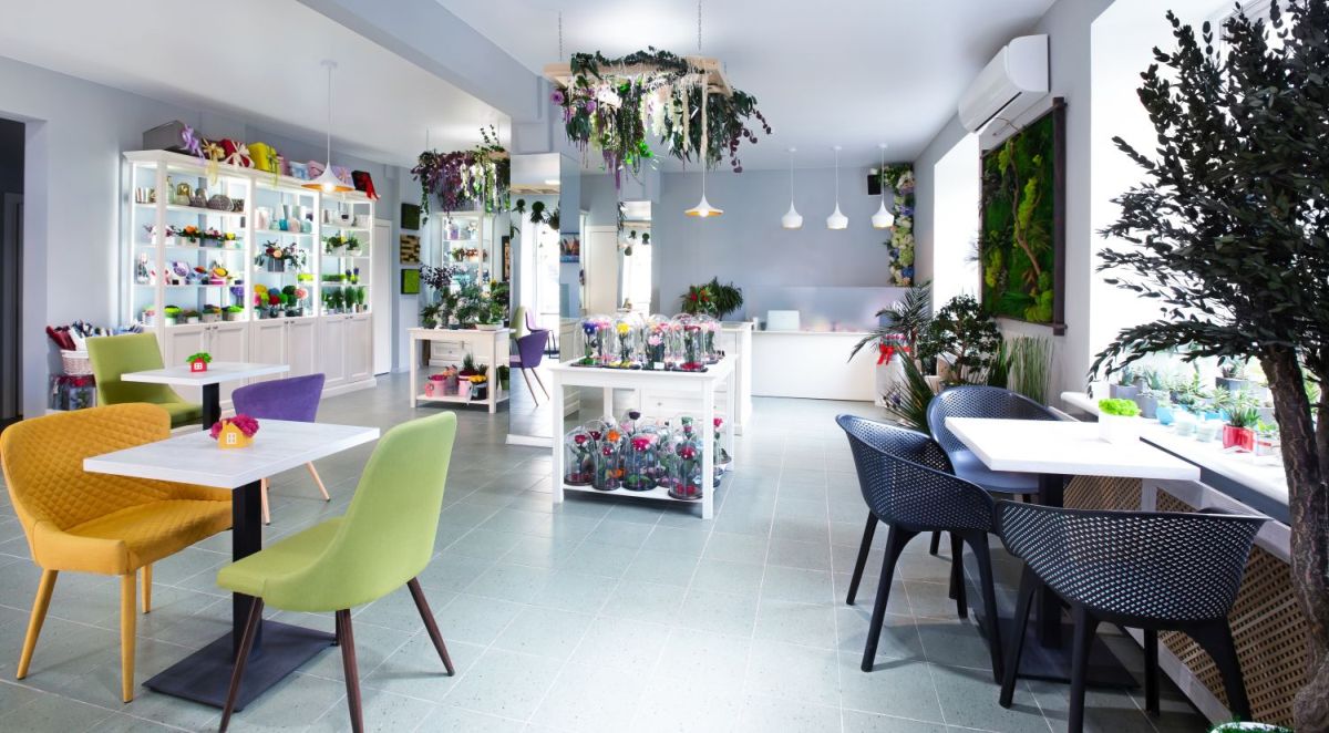 Jak wybrać zabudowę sanitarną z HPL do szkoły, biura lub obiektu sportowego?